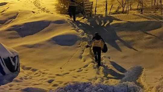 Elazığ'da karda mahsur kalan vatandaş 5 saatlik çalışmanın ardından kurtarıldı