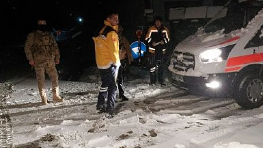 Elazığ'da karda mahsur kalan vatandaş 5 saatlik çalışmanın ardından kurtarıldı