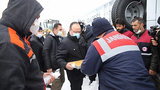 Elazığ'da karla mücadele ekiplerine validen baklavalı ziyaret
