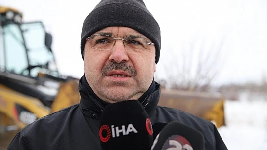 Elazığ'da karla mücadele ekiplerine validen baklavalı ziyaret