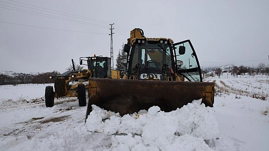Elazığ'da karla mücadele ekiplerine validen baklavalı ziyaret