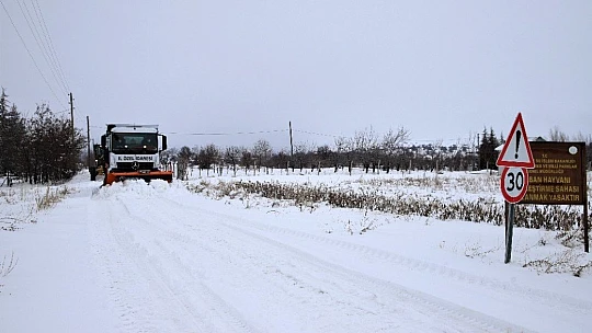 Elazığ'da karla mücadele ekiplerine validen baklavalı ziyaret