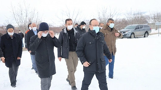 Elazığ'da karla mücadele ekiplerine validen baklavalı ziyaret