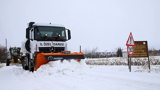 Elazığ'da karla mücadele ekiplerine validen baklavalı ziyaret