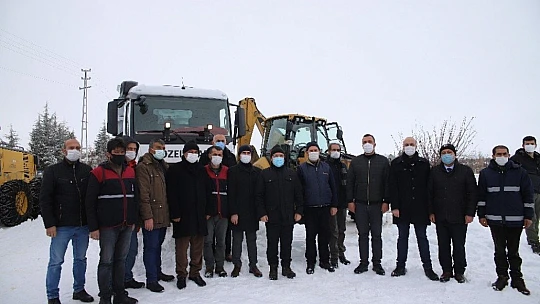 Elazığ'da karla mücadele ekiplerine validen baklavalı ziyaret