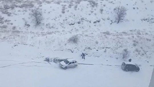Elazığ'da karlı yolda otomobil böyle kaydı