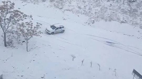 Elazığ'da karlı yolda otomobil böyle kaydı