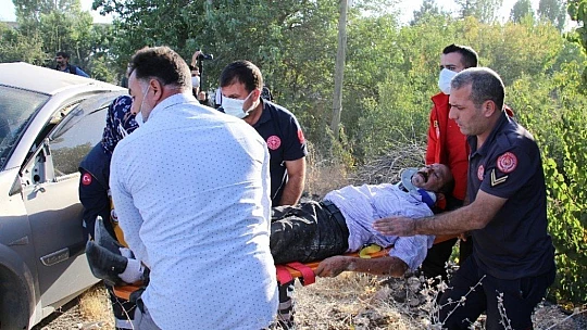 Kazada araçta sıkışan 4 yaralı için ekipler seferber oldu