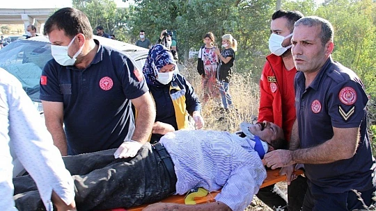 Kazada araçta sıkışan 4 yaralı için ekipler seferber oldu