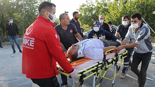 Kazada araçta sıkışan 4 yaralı için ekipler seferber oldu