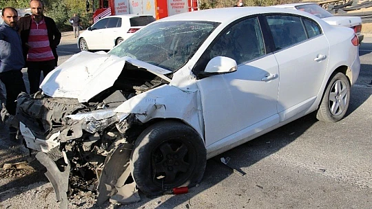 Kazada araçta sıkışan 4 yaralı için ekipler seferber oldu