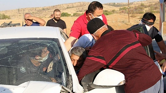 Kazada araçta sıkışan 4 yaralı için ekipler seferber oldu