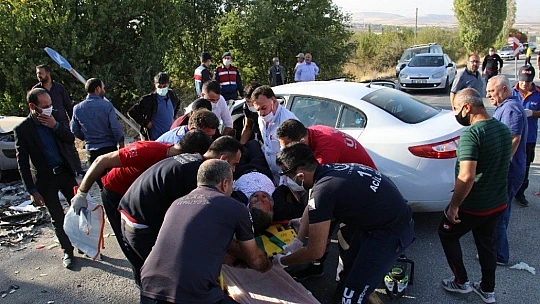 Kazada araçta sıkışan 4 yaralı için ekipler seferber oldu