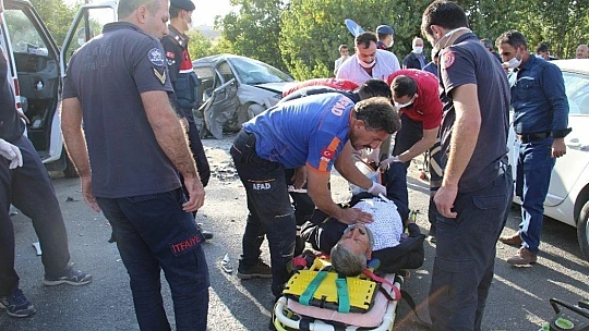 Kazada araçta sıkışan 4 yaralı için ekipler seferber oldu