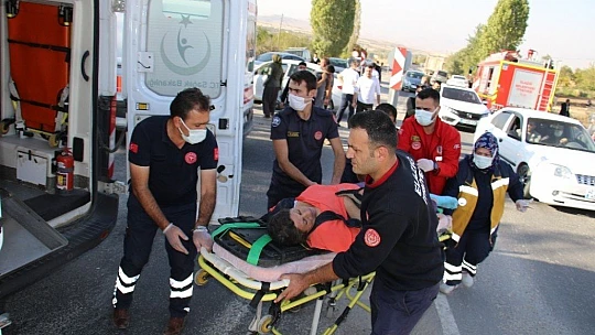 Kazada araçta sıkışan 4 yaralı için ekipler seferber oldu