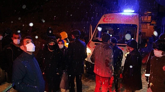 Elazığ'da kerpiç evin duvarı yıkıldı, aile panikle dışarı kaçtı