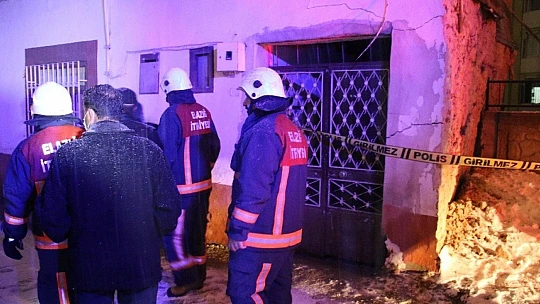 Elazığ'da kerpiç evin duvarı yıkıldı, aile panikle dışarı kaçtı