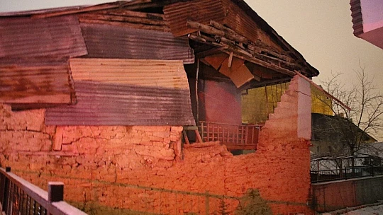 Elazığ'da kerpiç evin duvarı yıkıldı, aile panikle dışarı kaçtı