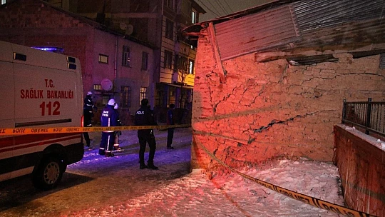 Elazığ'da kerpiç evin duvarı yıkıldı, aile panikle dışarı kaçtı