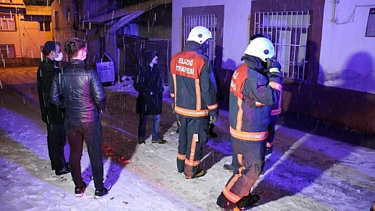 Elazığ'da kerpiç evin duvarı yıkıldı, aile panikle dışarı kaçtı