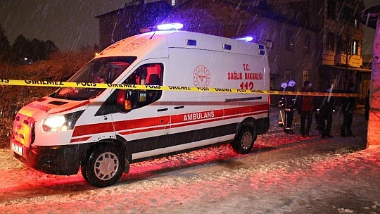 Elazığ'da kerpiç evin duvarı yıkıldı, aile panikle dışarı kaçtı