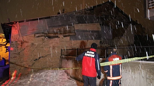 Elazığ'da kerpiç evin duvarı yıkıldı, aile panikle dışarı kaçtı