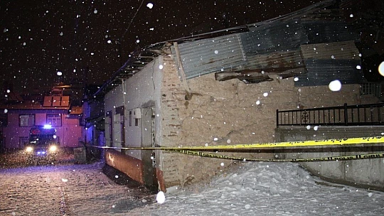 Elazığ'da kerpiç evin duvarı yıkıldı, aile panikle dışarı kaçtı
