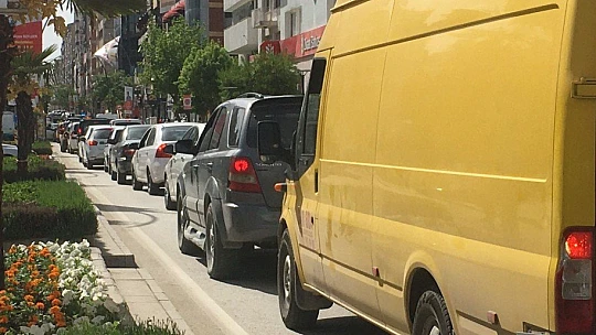 Elazığ'da kısıtlama ile yaya yoğunluğu azaldı, araç yoğunluğu dikkat çekti