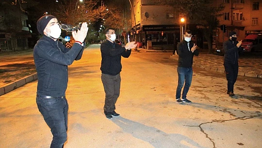 Elazığ'da klarnetli, davullu sosyal mesafeli sahur halayı