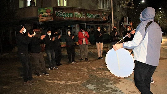 Elazığ'da klarnetli, davullu sosyal mesafeli sahur halayı