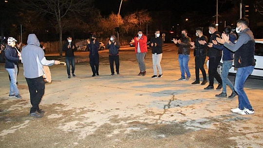 Elazığ'da klarnetli, davullu sosyal mesafeli sahur halayı