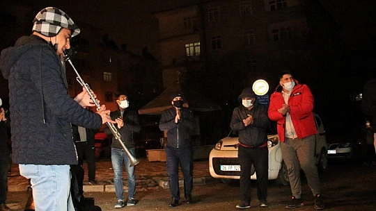 Elazığ'da klarnetli, davullu sosyal mesafeli sahur halayı