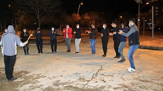Elazığ'da klarnetli, davullu sosyal mesafeli sahur halayı