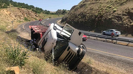 Elazığ'da kömür yüklü kamyon devrildi: 1 yaralı