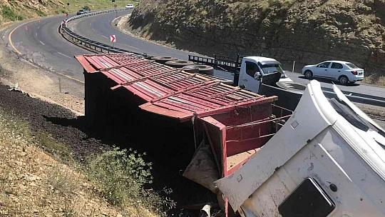 Elazığ'da kömür yüklü kamyon devrildi: 1 yaralı