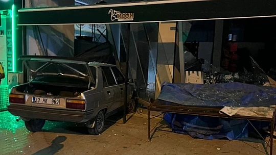 Elazığ'da kontrolden çıkan araç iş yerine girdi