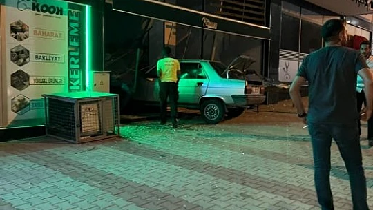 Elazığ'da kontrolden çıkan araç iş yerine girdi