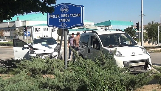Elazığ'da kontrolden çıkan otomobil önce araca ardından trafik ışığına çarptı