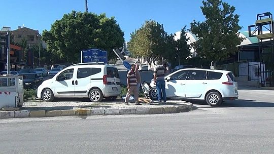Elazığ'da kontrolden çıkan otomobil önce araca ardından trafik ışığına çarptı