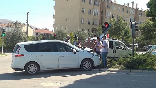 Elazığ'da kontrolden çıkan otomobil önce araca ardından trafik ışığına çarptı