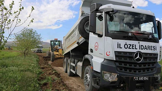 Elazığ'da köy yollarında genişletme ve stabilize çalışmaları sürüyor