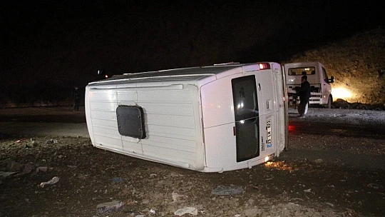 Elazığ'da minibüs devrildi: 3 yaralı