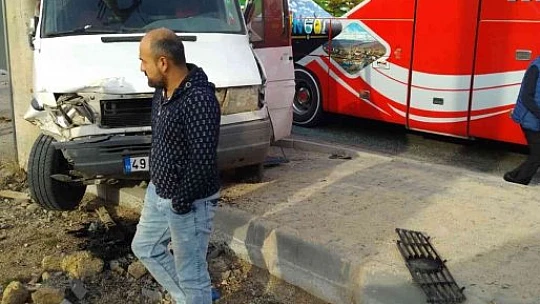 Elazığ'da minibüs elektrik  direğine çaptı: 1 yaralı