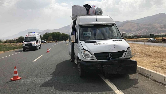 Elazığ'da minibüs ile hafif ticari araç çarpıştı: 3 yaralı