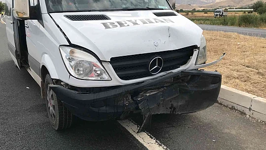 Elazığ'da minibüs ile hafif ticari araç çarpıştı: 3 yaralı