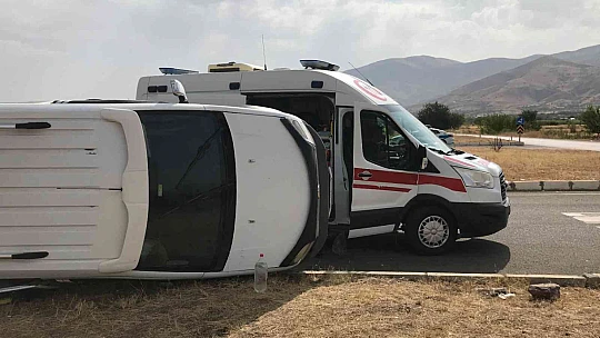 Elazığ'da minibüs ile hafif ticari araç çarpıştı: 3 yaralı