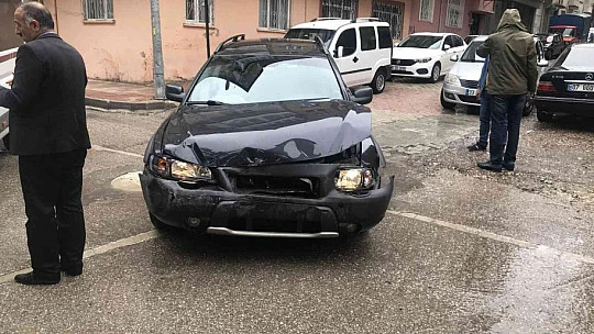 Elazığ'da minibüs ile otomobil çarpıştı: 3 yaralı