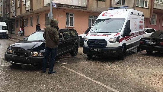 Elazığ'da minibüs ile otomobil çarpıştı: 3 yaralı