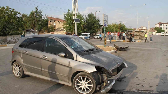 Elazığ'da minibüs ile otomobil çarpıştı: 8 yaralı