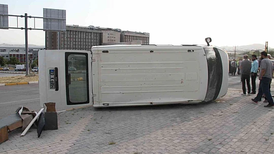 Elazığ'da minibüs ile otomobil çarpıştı: 8 yaralı